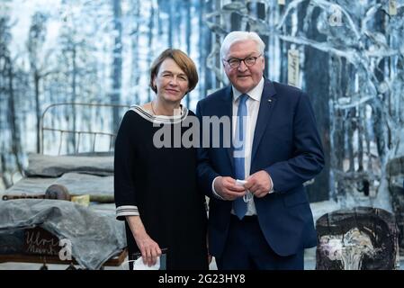 Berlin, Deutschland. Juni 2021. Bundespräsident Frank-Walter Steinmeier und seine Frau Elke Büdenbender werden anlässlich der Eröffnung durch die Ausstellung 'Diversity United' geführt und stehen vor einem Bühnenbild-Projekt ('Winterreise' 2015-2020) von Anselm Kiefer. Die Ausstellung soll das künstlerische Gesicht Europas zeigen. In der Ausstellung der Stiftung für Kunst und Kultur im Hangar 2 auf dem ehemaligen Flughafen Tempelhof sind von 09.06.2021 bis 19.09.2021 rund 90 Künstler aus 34 europäischen Ländern zu sehen. Quelle: Bernd von Jutrczenka/dpa/Alamy Live News Stockfoto