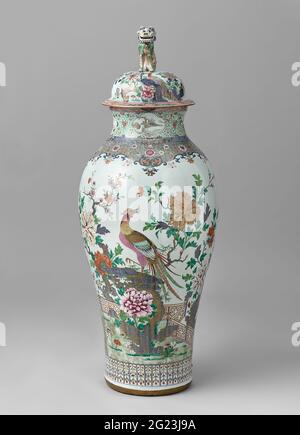 Baluster bedecktes Glas mit Phasanen auf einem Felsen in der Nähe eines Zauns und blühende Pflanzen. Balusterförmige Porzellandeckeltopf, in Unterglasur blau lackiert und auf der Glasur in blau, rot, rosa, grün, gelb, Schwarz und Gold. An der Wand ein fasanter auf einem Felsen in blühenden Pflanzen (Pfingstrose, prunus) und einem Zaun. Ein zweiter Fessant, Schmetterlinge und Vögel fliegen in der Luft. Auf dem Boden andere Blumen (Aster, Lotus, Prachtanjer), Pilze (Lingzhi) und ein Teich mit Enten. Auf der Schulter ein dekoratives Band aus kleinen Mehl-Rosenkränzen mit Lockenarbeit und losen Blumen darauf. Über dem Fuß streichelt ein Reifen mit stilisierten Blattmotiven Stockfoto