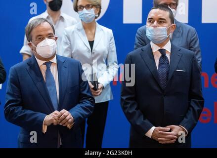 Berlin, Deutschland. Juni 2021. Zur Eröffnung der Ausstellung „Diversity United“ stehen Armin Laschet (l, CDU), Ministerpräsident von Nordrhein-Westfalen, und Sponsor Lars Windhorst nebeneinander. Die Ausstellung soll das künstlerische Gesicht Europas zeigen. In der Ausstellung der Stiftung für Kunst und Kultur im Hangar 2 auf dem ehemaligen Flughafen Tempelhof sind von 09.06.2021 bis 19.09.2021 rund 90 Künstler aus 34 europäischen Ländern zu sehen. Quelle: Bernd von Jutrczenka/dpa/Alamy Live News Stockfoto