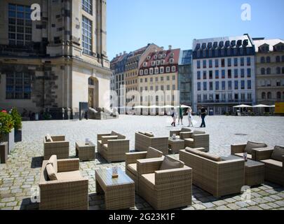 Dresden, Deutschland. Juni 2021. Sitzplätze und Tische befinden sich vor einem Restaurant am Neumarkt vor der Frauenkirche. Quelle: Robert Michael/dpa-Zentralbild/dpa/Alamy Live News Stockfoto