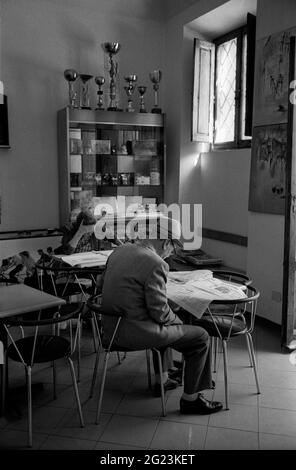 Casole d ' Elsa, Toskana, Italien. 1990-typische Café-Bar in der toskanischen Dorf Casole d ' Elsa. Stockfoto