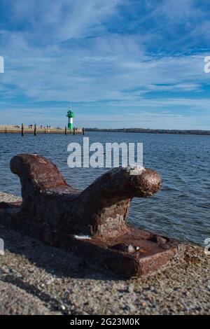 Blick über einen Poller auf den Pier Stockfoto