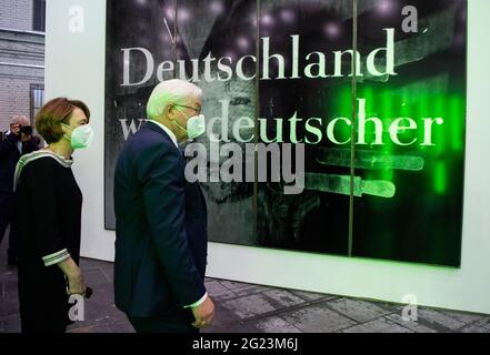 Berlin, Deutschland. Juni 2021. Bundespräsident Frank-Walter Steinmeier und seine Frau Elke Büdenbender werden anlässlich der Eröffnung durch die Ausstellung "Diversity United" geführt. Die Ausstellung soll das künstlerische Gesicht Europas zeigen. In der Ausstellung der Stiftung für Kunst und Kultur im Hangar 2 auf dem ehemaligen Flughafen Tempelhof sind von 09.06.2021 bis 19.09.2021 rund 90 Künstler aus 34 europäischen Ländern zu sehen. Quelle: Bernd von Jutrczenka/dpa/Alamy Live News Stockfoto