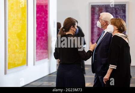 Berlin, Deutschland. Juni 2021. Bundespräsident Frank-Walter Steinmeier und seine Frau Elke Büdenbender (r) stehen neben der spanischen Künstlerin Cristina Lucas zur Eröffnung der Ausstellung "Diversity United". In der Ausstellung der Stiftung für Kunst und Kultur im Hangar 2 auf dem ehemaligen Flughafen Tempelhof sind von 09.06.2021 bis 19.09.2021 rund 90 Künstler aus 34 europäischen Ländern zu sehen. Quelle: Bernd von Jutrczenka/dpa/Alamy Live News Stockfoto