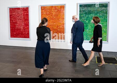 Berlin, Deutschland. Juni 2021. Bundespräsident Frank-Walter Steinmeier und seine Frau Elke Büdenbender (r) plaudern mit der spanischen Künstlerin Cristina Lucas (l) bei der Eröffnung der Ausstellung "Diversity United". In der Ausstellung der Stiftung für Kunst und Kultur im Hangar 2 auf dem ehemaligen Flughafen Tempelhof werden von 09.06.2021 bis 19.09.2021 rund 90 Künstler aus 34 europäischen Ländern gezeigt. Quelle: Bernd von Jutrczenka/dpa/Alamy Live News Stockfoto