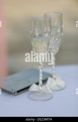 Kristallgläser auf dem Tisch Nahaufnahme bei der Hochzeit Stockfoto