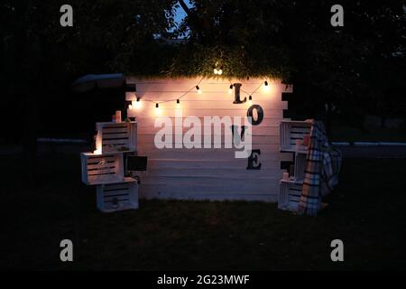 Eine große Abendhochzeit schöne Lage in der Natur Stockfoto