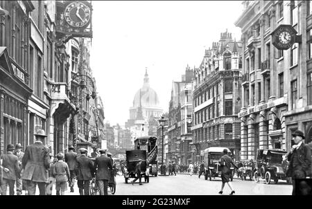 FLEET STREET, London, ca. 1925, mit Blick nach Osten in Richtung Ludgate Circus und St. Paul's Cathedral. Das Gebäude des Daily Telegraph befindet sich auf der linken Seite und das Büro der Nachrichtenchronik auf der rechten Seite. Stockfoto