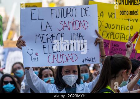Madrid, Spanien. Juni 2021. Ein Protestant hält ein Plakat mit der Aufschrift „die Zukunft des Gesundheitswesens verdient eine Qualitätsentscheidung“ während einer Demonstration, bei der Ärzte und Medizinstudenten gegen das neue Modell der Wahl von Specialties mir (Resident Internal Doctor, das spanische Ausbildungssystem für medizinische Fachkräfte) protestieren. Quelle: Marcos del Mazo/Alamy Live News Stockfoto