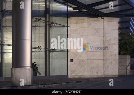BELLEVUE, USA - 23. Sep 2018: Logo von Microsoft am Eingang eines seiner Gebäude in Bellevue, Bundesstaat Washington (in der Nähe von Seattle). Stockfoto