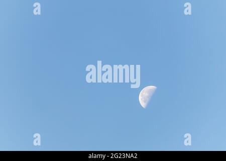 Der Mond in einem klaren blauen Himmel Stockfoto