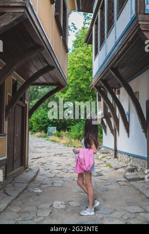 Frau, die Fotos von der Altstadt in Plovdiv, der europäischen Kulturhauptstadt, macht Stockfoto