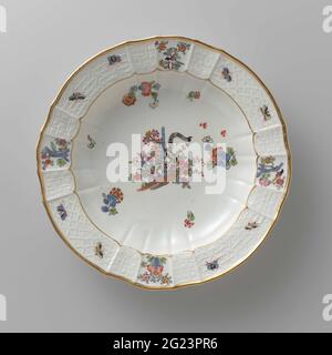 Suppenbrett, mehrfarbig bemalt mit kakiemon-Dekor. Suppenbrett aus bemaltem Porzellan. Die Platte hat eine gerippte und abgeschrägte Kante. Die Platte ist mit einem Tiger bemalt, der sich zwischen Blumen um einen Bambusstiel, verstreute indische blums, Schmetterlinge und Äste mit Vögeln dreht. Der Rand ist mit dem Muster 'Altbrandenstein' verziert. Die Platte wurde markiert. Stockfoto