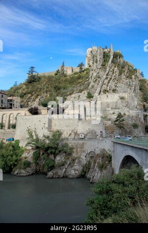 Sisteron (Südostfrankreich): Überblick über den Fluss Durance, den Felsen „rocher de la Baume“ und die Zitadelle, Gebäude registriert als National Histo Stockfoto