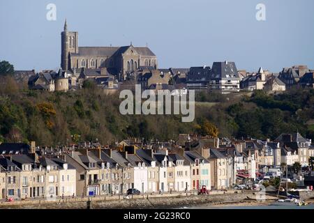 Cancale (Bretagne, Nordwestfrankreich): Blick auf die Unterstadt und die Oberstadt. In der Mitte befindet sich die Kirche Saint Meen Stockfoto