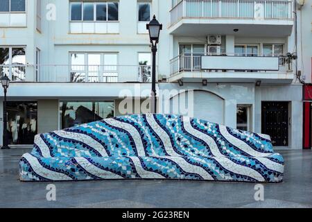 Torrevieja Alicante Spanien Keramikbank mit blauen und weißen Farben und welligen Formen, inspiriert von den kontinuierlichen und unregelmäßigen Wellen des Meeres.gaudi sty Stockfoto