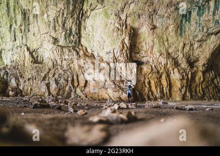 Reisende Mädchen Entdeckung einer devetashka Höhle in der Nähe von lovech Stockfoto