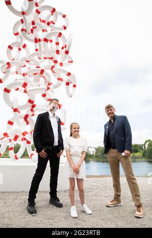 Die Kronprinzessin trifft am 7. Juni 2021 vor der Einweihung des Kunstwerks Life Rings im Djurgarden in Stockholm auf das dänisch-norwegische Künstlerduo Michael Elmgreen und Ingar Dragset. Die Kulturstiftung Prinzessin Estelle, die von der Kronprinzessin und Prinz Daniel gegründet wurde, veranstaltet jährliche Skulpturenausstellungen in Djurgården. Das diesjährige Kunstwerk ist das zweite permanente Werk, das Teil eines zukünftigen Skulpturenparks in der Umgebung sein wird. Stockfoto