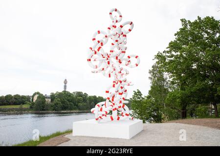 Die Kronprinzessin trifft am 7. Juni 2021 vor der Einweihung des Kunstwerks Life Rings im Djurgarden in Stockholm auf das dänisch-norwegische Künstlerduo Michael Elmgreen und Ingar Dragset. Die Kulturstiftung Prinzessin Estelle, die von der Kronprinzessin und Prinz Daniel gegründet wurde, veranstaltet jährliche Skulpturenausstellungen in Djurgården. Das diesjährige Kunstwerk ist das zweite permanente Werk, das Teil eines zukünftigen Skulpturenparks in der Umgebung sein wird. Stockfoto