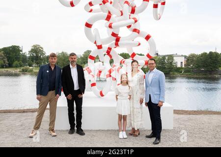 Die Kronprinzessin trifft am 7. Juni 2021 vor der Einweihung des Kunstwerks Life Rings im Djurgarden in Stockholm auf das dänisch-norwegische Künstlerduo Michael Elmgreen und Ingar Dragset. Die Kulturstiftung Prinzessin Estelle, die von der Kronprinzessin und Prinz Daniel gegründet wurde, veranstaltet jährliche Skulpturenausstellungen in Djurgården. Das diesjährige Kunstwerk ist das zweite permanente Werk, das Teil eines zukünftigen Skulpturenparks in der Umgebung sein wird. Stockfoto