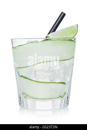 Gimlet-Cocktail im Glas mit Eiswürfeln und Stroh, Gurken und Limettenscheibe auf weißem Hintergrund. Stockfoto