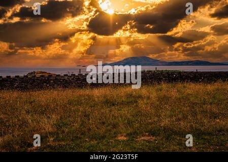 Von Westport, Irland, in der Grafschaft Mayo aus blicken Sie auf Ackerland und den Atlantischen Ozean Stockfoto