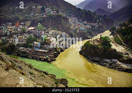 Juni 16 2019 Devparyag, Uttrakhand, Indien. Devprayag ist einer der Panch Prayag, Es ist der Punkt des Zusammenflusses von Flüssen Alaknanda, die fr entstanden Stockfoto