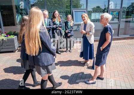 Schattenpädagogin Kate Green (rechts) und Labour-Kandidatin Kim Leadbeater (zweite rechts) während eines Besuchs der BBG Academy in Bradford, während sie sich vor den Nachwahlen in Batley und Spen auf dem Wahlkampfweg aufhielt. Bilddatum: Dienstag, 8. Juni 2021. Stockfoto