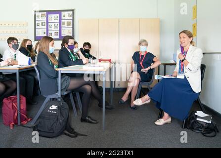 Kim Leadbeater (rechts) und Kate Green (zweite rechts), Ministerin für Schattenbildung, besuchten die BBG Academy in Bradford und waren vor den Nachwahlen in Batley und Spen auf dem Wahlkampfweg. Bilddatum: Dienstag, 8. Juni 2021. Stockfoto