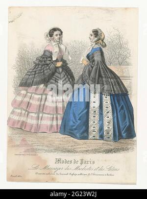 Le Messager des Modistes et des Salons, Modes de Paris, Journal Aglaja, Avril 1857. Zwei Frauen in einem Park: Links: Schwarze Schulter mit Fransen geschützt. Rosa Rock mit breitem Streifenrock mit weiß/rosa Streifen. Motiv. Rechts: Schwarzer Schulterschutz mit Streifen-Motiv und mit Kugeln beschnitten. Blaues Kleid mit breitem Rock, verziert mit zwei vertikalen weißen Gängen mit Kreismotiv. Der Druck wurde in Aglaja (1848-1864), Monatsheft für Damennadelarbeiten, veröffentlicht von A. C. Kruseman, aufgenommen. Stockfoto