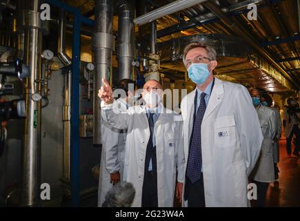 Pomezia (RM) der Minister für Universität und Forschung Gaetano Manfredi besucht das biomolekulare Forschungszentrum des IRBM Science Park, in dem das Anti Covid-19 va Stockfoto