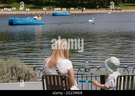 Wetter in Großbritannien, 8. Juni 2021: Im Hyde Park, London, genießen die Menschen die Sonne mit Pedallos, in Cafés, trainieren oder Radfahren. Die Temperaturen werden später in dieser Woche in die hohen 20 Grad steigen. Anna Watson/Alamy Live News Stockfoto