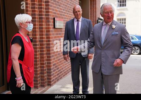 Der Prinz von Wales trifft seine Mitarbeiter bei einem Besuch des Somerville College in Oxford, das seinen 140. Geburtstag feiert und 100 Jahre Oxford-Abschlüsse für Frauen feiert. Bilddatum: Dienstag, 8. Juni 2021. Stockfoto