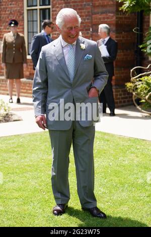 Der Prinz von Wales bei einem Besuch des Somerville College in Oxford, das sein 140-jähriges Bestehen feiert und 100 Jahre Oxford-Abschlüsse für Frauen feiert. Bilddatum: Dienstag, 8. Juni 2021. Stockfoto