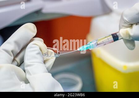 Mailand - Covid-19-Impfstoff im Krankenhaus Niguarda, Vorbereitung und Verdünnung der Impfstofffläschchen. Impfungen für Ärzte und Gesundheitspersonal (Mailand Stockfoto