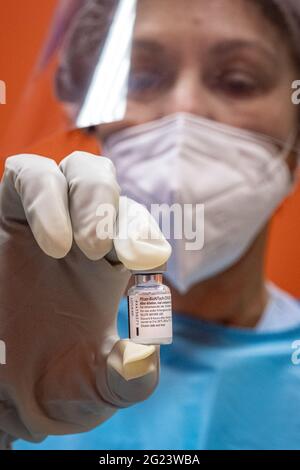 Mailand - Covid-19-Impfstoff im Krankenhaus Niguarda, Vorbereitung und Verdünnung der Impfstofffläschchen. Impfungen für Ärzte und Gesundheitspersonal (Mailand Stockfoto