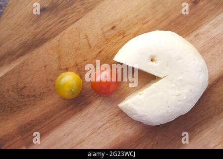 Kirschtomate und Käse auf dem Tisch Stockfoto