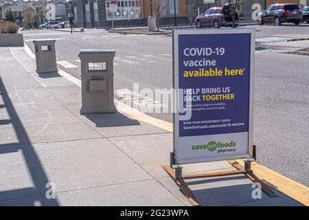 Mai 18 2021 - Calgary, Alberta, Kanada - Unterzeichnung des Impfzentrums Covid-19 Stockfoto