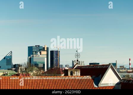 Estland, Tallinn: 08.06.21 - Panoramablick von der Aussichtsplattform Kohtuotsa auf die Altstadt, Radisson Blue und SEB Bank Stockfoto