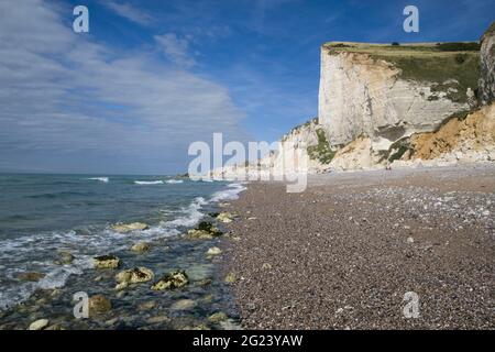 Kreidefelsen und Kiesstrand in Senneville sur Fecamp, entlang der Küstenregion „Cote d’Albatre“ (Alabaster-Küste) Stockfoto