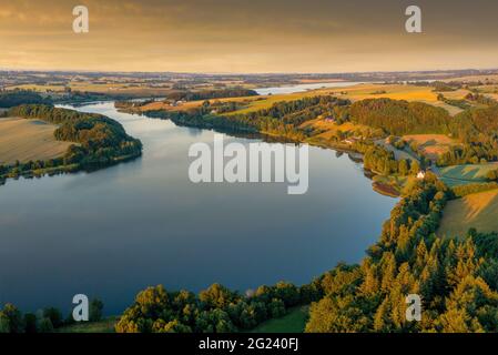 Ein Sonnenuntergang über dem Seengebiet von Dänemark Stockfoto