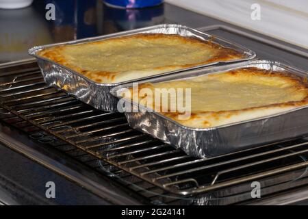 Leckere Lasagne mit Fleisch bedeckt mit Käse auf weiß serviert Platte Stockfoto