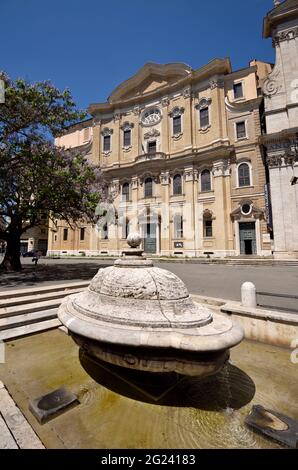 Italien, Rom, Piazza della Chiesa Nuova, Brunnen von Giacomo della Porta (1581 n. Chr.) und Oratorio dei Filippini (Borromini, 17. Jahrhundert) Stockfoto