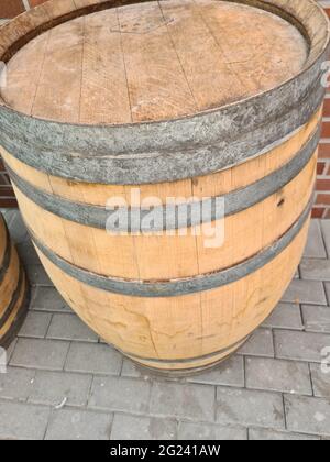 Holzfässer für Wein, Bier oder Whiskey Set Draufsicht. Realistisches Fass aus Eichenholz, Fässer für Rum oder Cognac isoliert auf weißem Hintergrund. Rollkonta Stockfoto