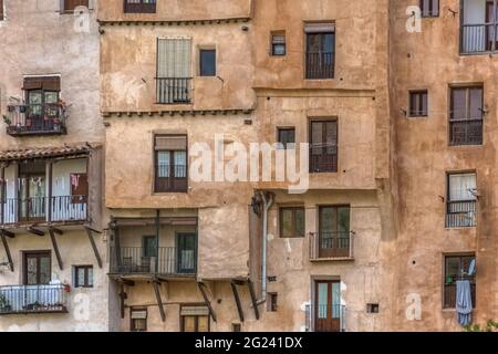 Cuenca / Spanien - 05 13 2021: Blick auf die Hängehäuser von Cuenca, Casas Colgadas, die ikonische Architektur der Stadt Cuenca Stockfoto