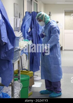 Intensivstation im Krankenhaus Nuova Poliambulanza für die Krone der Viren, Ärzte und Krankenschwestern, medizinisches Personal und Krankenhauspersonal mit Ove Stockfoto