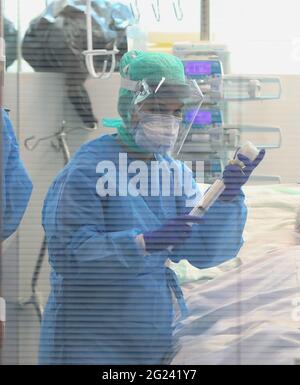 Intensivstation im Krankenhaus Nuova Poliambulanza für die Krone der Viren, Ärzte und Krankenschwestern, medizinisches Personal und Krankenhauspersonal mit Ove Stockfoto