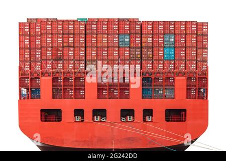 Rückseite eines roten Containerschiffes gefüllt mit roten Containern isoliert auf weißem Hintergrund Stockfoto