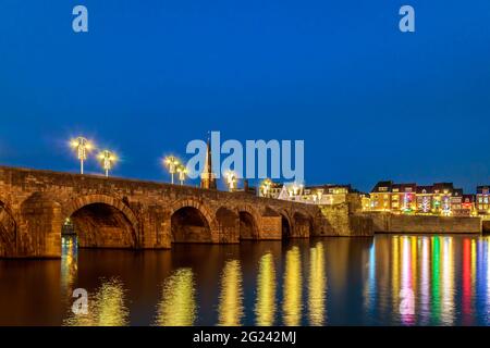 Blick auf die berühmte holländische Sint Servaas Brücke mit weihnachten Lichter im Stadtzentrum von Maastricht Stockfoto