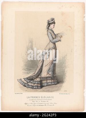 La France Élégante, ca. 1878, l.no.82: Perfumes et cosmetiques (...). Stehende Frau mit einem Papier in den Händen. Sie trägt ein beige gestreiftes Kleid mit hellblauen langen Ärmeln und Rüschen. Ölrock mit Seitentasche, am Zoom mit Quasten verziert. Unter Rock mit Trail garniert mit zwei Streifen hellblauen Rüschen. Auf dem Kopf ein beiger Hut mit Blumen und hellblauem Band verziert. Unter der Show einige Regeln Werbung Text für verschiedene Produkte. Druck aus dem Magazin La France Élégante Mode (1854-1890). Stockfoto